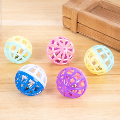Interaktives Katzenspielzeug mit Ball